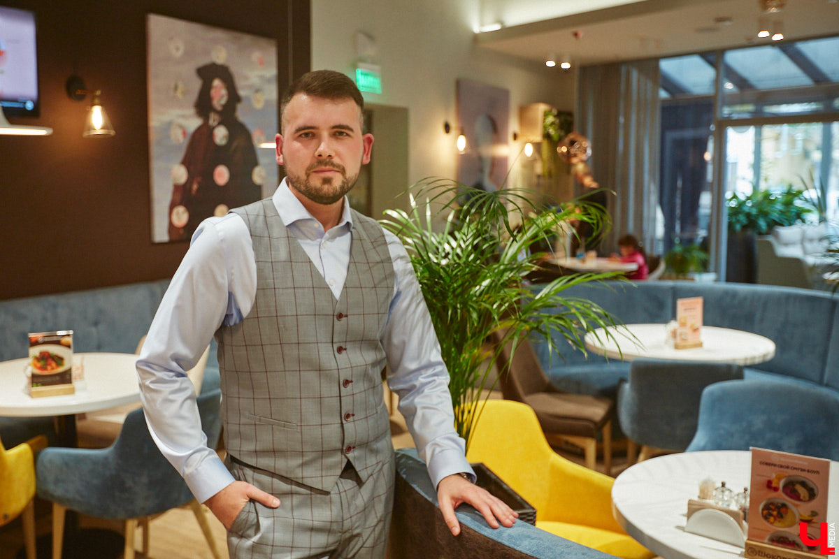 В рамках первого этапа проекта «#КласснаяТема!» среди 6 тысяч креативных педагогов со всей страны было отобрано 35 лучших. В их числе Александр Журавлёв. Свой первый видеоурок он уже провёл, и теперь ожидает подведения итогов. Далее, если всё сложится удачно, стартует второй тур: физик из 33-го региона появится на ТВ и преподаст науку звёздным гостям. Это в будущем. А пока 28-летний учитель разбирает свою биографию на частицы в интервью «Ключ-Медиа».