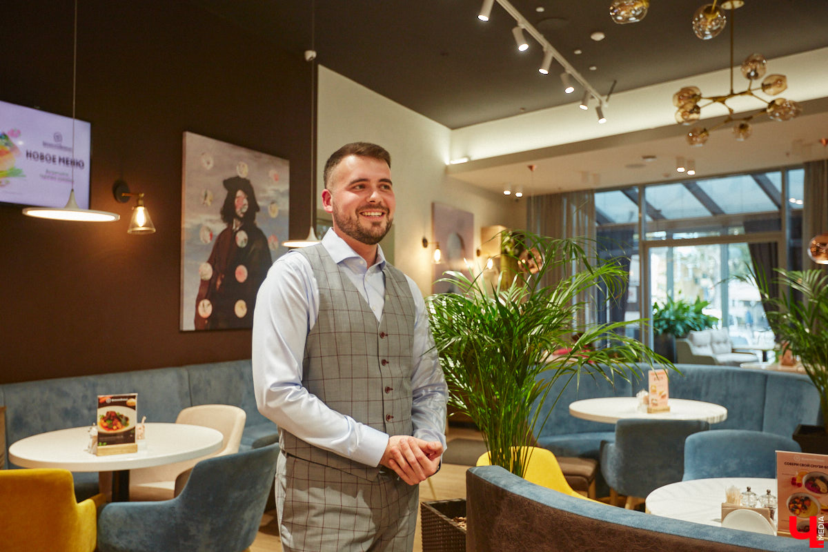 В рамках первого этапа проекта «#КласснаяТема!» среди 6 тысяч креативных педагогов со всей страны было отобрано 35 лучших. В их числе Александр Журавлёв. Свой первый видеоурок он уже провёл, и теперь ожидает подведения итогов. Далее, если всё сложится удачно, стартует второй тур: физик из 33-го региона появится на ТВ и преподаст науку звёздным гостям. Это в будущем. А пока 28-летний учитель разбирает свою биографию на частицы в интервью «Ключ-Медиа».