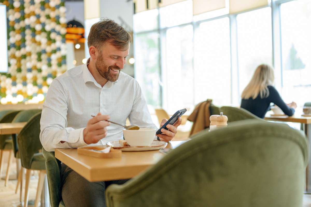 Сентябрь открывает сезон активных тренировок, делятся наблюдениями сотрудники «Атмосферы», и для того, чтобы этот процесс был максимально комфортным, владимирский фитнес-клуб запускает целую серию нововведений. Социальная сеть для спортсменов, виртуальные тренировки, уникальный график работы, расширение проекта внутри и снаружи — об этих и других изменениях Atmosphere Fitness рассказывает его основатель Андрей Серан.