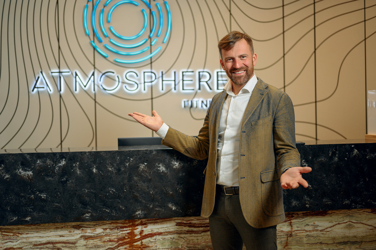 Сентябрь открывает сезон активных тренировок, делятся наблюдениями сотрудники «Атмосферы», и для того, чтобы этот процесс был максимально комфортным, владимирский фитнес-клуб запускает целую серию нововведений. Социальная сеть для спортсменов, виртуальные тренировки, уникальный график работы, расширение проекта внутри и снаружи — об этих и других изменениях Atmosphere Fitness рассказывает его основатель Андрей Серан.