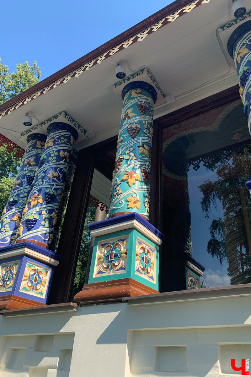 Если встретились два филолога, они рано или поздно попадут в Переделкино. Знаменитый писательский городок манит громкими именами, многочисленными секретами литераторов и, конечно, богемной дачной атмосферой. Именно здесь, под Москвой, когда-то творили Борис Пастернак, Корней Чуковский, Лев Кассиль, Константин Симонов, Вениамин Каверин, Евгений Евтушенко, Андрей Вознесенский, Белла Ахмадулина и многие другие. Чтобы окунуться в секреты литературной богемы, хватит выходных. Рассказываем, как доехать и что посмотреть в первую очередь.