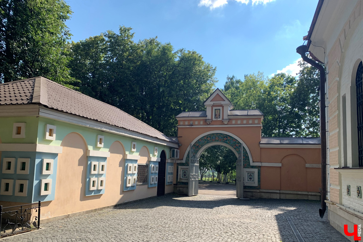 Если встретились два филолога, они рано или поздно попадут в Переделкино. Знаменитый писательский городок манит громкими именами, многочисленными секретами литераторов и, конечно, богемной дачной атмосферой. Именно здесь, под Москвой, когда-то творили Борис Пастернак, Корней Чуковский, Лев Кассиль, Константин Симонов, Вениамин Каверин, Евгений Евтушенко, Андрей Вознесенский, Белла Ахмадулина и многие другие. Чтобы окунуться в секреты литературной богемы, хватит выходных. Рассказываем, как доехать и что посмотреть в первую очередь.