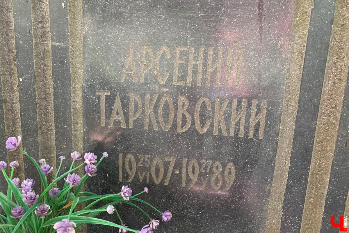 Если встретились два филолога, они рано или поздно попадут в Переделкино. Знаменитый писательский городок манит громкими именами, многочисленными секретами литераторов и, конечно, богемной дачной атмосферой. Именно здесь, под Москвой, когда-то творили Борис Пастернак, Корней Чуковский, Лев Кассиль, Константин Симонов, Вениамин Каверин, Евгений Евтушенко, Андрей Вознесенский, Белла Ахмадулина и многие другие. Чтобы окунуться в секреты литературной богемы, хватит выходных. Рассказываем, как доехать и что посмотреть в первую очередь.