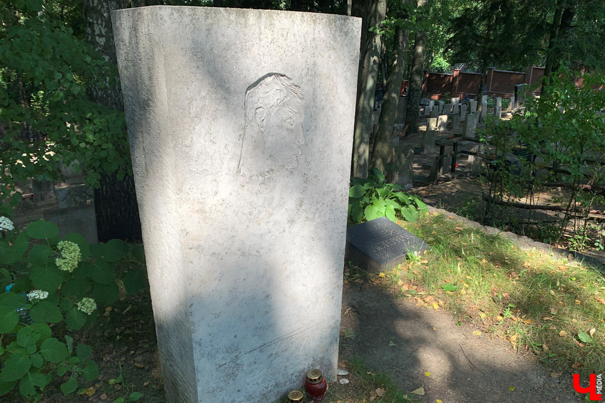 Если встретились два филолога, они рано или поздно попадут в Переделкино. Знаменитый писательский городок манит громкими именами, многочисленными секретами литераторов и, конечно, богемной дачной атмосферой. Именно здесь, под Москвой, когда-то творили Борис Пастернак, Корней Чуковский, Лев Кассиль, Константин Симонов, Вениамин Каверин, Евгений Евтушенко, Андрей Вознесенский, Белла Ахмадулина и многие другие. Чтобы окунуться в секреты литературной богемы, хватит выходных. Рассказываем, как доехать и что посмотреть в первую очередь.