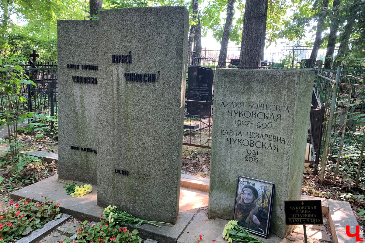 Если встретились два филолога, они рано или поздно попадут в Переделкино. Знаменитый писательский городок манит громкими именами, многочисленными секретами литераторов и, конечно, богемной дачной атмосферой. Именно здесь, под Москвой, когда-то творили Борис Пастернак, Корней Чуковский, Лев Кассиль, Константин Симонов, Вениамин Каверин, Евгений Евтушенко, Андрей Вознесенский, Белла Ахмадулина и многие другие. Чтобы окунуться в секреты литературной богемы, хватит выходных. Рассказываем, как доехать и что посмотреть в первую очередь.