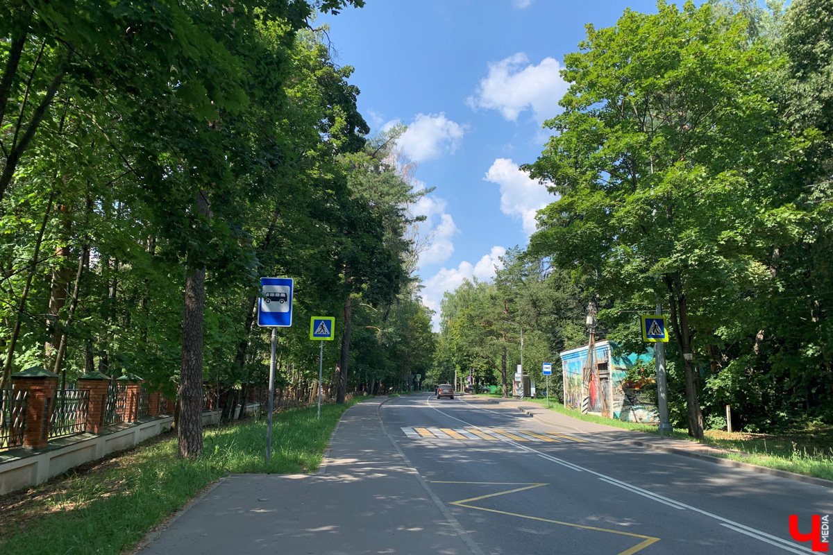 Если встретились два филолога, они рано или поздно попадут в Переделкино. Знаменитый писательский городок манит громкими именами, многочисленными секретами литераторов и, конечно, богемной дачной атмосферой. Именно здесь, под Москвой, когда-то творили Борис Пастернак, Корней Чуковский, Лев Кассиль, Константин Симонов, Вениамин Каверин, Евгений Евтушенко, Андрей Вознесенский, Белла Ахмадулина и многие другие. Чтобы окунуться в секреты литературной богемы, хватит выходных. Рассказываем, как доехать и что посмотреть в первую очередь.