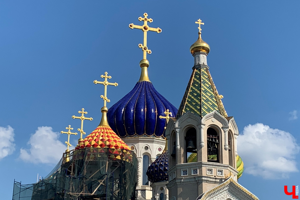 Если встретились два филолога, они рано или поздно попадут в Переделкино. Знаменитый писательский городок манит громкими именами, многочисленными секретами литераторов и, конечно, богемной дачной атмосферой. Именно здесь, под Москвой, когда-то творили Борис Пастернак, Корней Чуковский, Лев Кассиль, Константин Симонов, Вениамин Каверин, Евгений Евтушенко, Андрей Вознесенский, Белла Ахмадулина и многие другие. Чтобы окунуться в секреты литературной богемы, хватит выходных. Рассказываем, как доехать и что посмотреть в первую очередь.