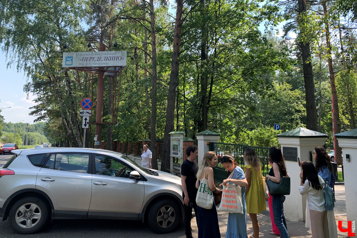 Если встретились два филолога, они рано или поздно попадут в Переделкино. Знаменитый писательский городок манит громкими именами, многочисленными секретами литераторов и, конечно, богемной дачной атмосферой. Именно здесь, под Москвой, когда-то творили Борис Пастернак, Корней Чуковский, Лев Кассиль, Константин Симонов, Вениамин Каверин, Евгений Евтушенко, Андрей Вознесенский, Белла Ахмадулина и многие другие. Чтобы окунуться в секреты литературной богемы, хватит выходных. Рассказываем, как доехать и что посмотреть в первую очередь.