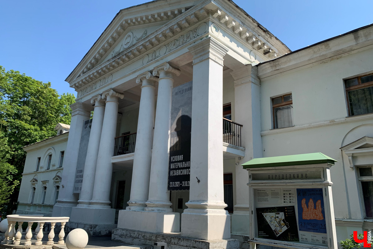 Если встретились два филолога, они рано или поздно попадут в Переделкино. Знаменитый писательский городок манит громкими именами, многочисленными секретами литераторов и, конечно, богемной дачной атмосферой. Именно здесь, под Москвой, когда-то творили Борис Пастернак, Корней Чуковский, Лев Кассиль, Константин Симонов, Вениамин Каверин, Евгений Евтушенко, Андрей Вознесенский, Белла Ахмадулина и многие другие. Чтобы окунуться в секреты литературной богемы, хватит выходных. Рассказываем, как доехать и что посмотреть в первую очередь.