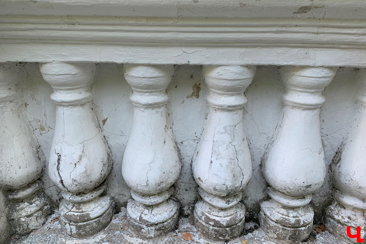 Если встретились два филолога, они рано или поздно попадут в Переделкино. Знаменитый писательский городок манит громкими именами, многочисленными секретами литераторов и, конечно, богемной дачной атмосферой. Именно здесь, под Москвой, когда-то творили Борис Пастернак, Корней Чуковский, Лев Кассиль, Константин Симонов, Вениамин Каверин, Евгений Евтушенко, Андрей Вознесенский, Белла Ахмадулина и многие другие. Чтобы окунуться в секреты литературной богемы, хватит выходных. Рассказываем, как доехать и что посмотреть в первую очередь.