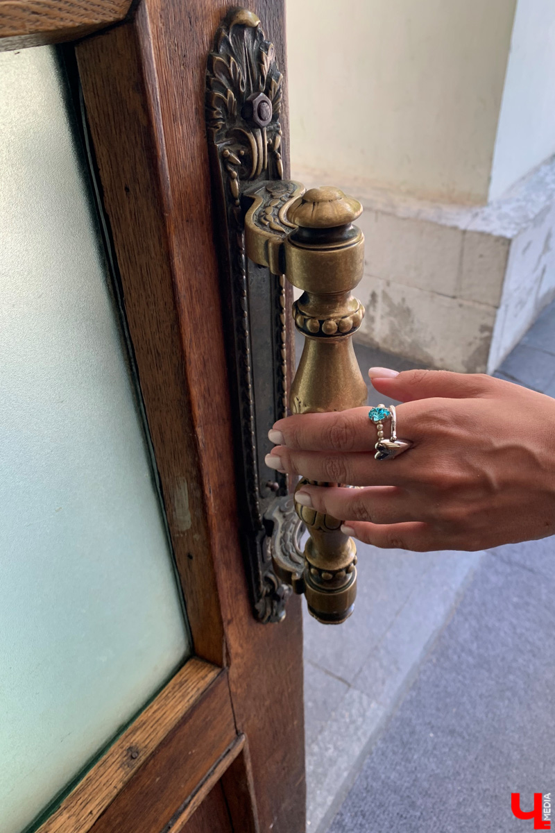 Если встретились два филолога, они рано или поздно попадут в Переделкино. Знаменитый писательский городок манит громкими именами, многочисленными секретами литераторов и, конечно, богемной дачной атмосферой. Именно здесь, под Москвой, когда-то творили Борис Пастернак, Корней Чуковский, Лев Кассиль, Константин Симонов, Вениамин Каверин, Евгений Евтушенко, Андрей Вознесенский, Белла Ахмадулина и многие другие. Чтобы окунуться в секреты литературной богемы, хватит выходных. Рассказываем, как доехать и что посмотреть в первую очередь.