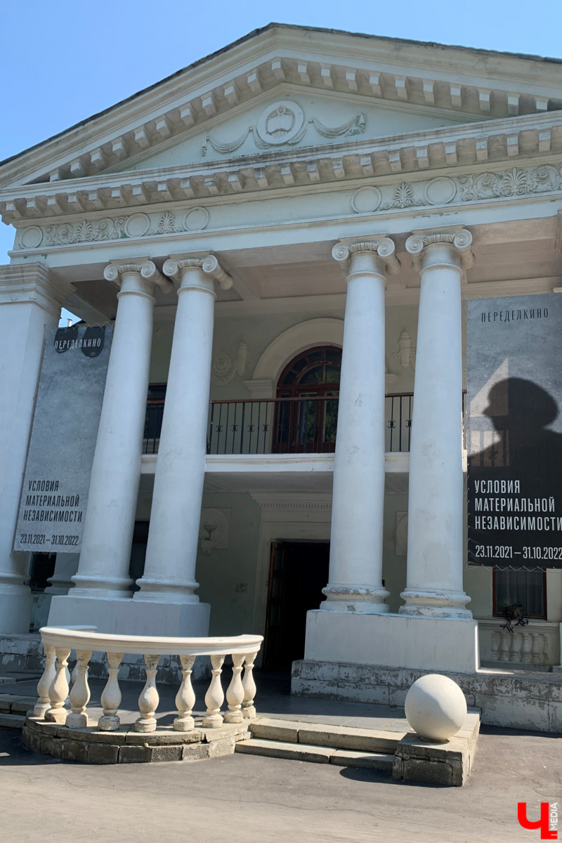 Если встретились два филолога, они рано или поздно попадут в Переделкино. Знаменитый писательский городок манит громкими именами, многочисленными секретами литераторов и, конечно, богемной дачной атмосферой. Именно здесь, под Москвой, когда-то творили Борис Пастернак, Корней Чуковский, Лев Кассиль, Константин Симонов, Вениамин Каверин, Евгений Евтушенко, Андрей Вознесенский, Белла Ахмадулина и многие другие. Чтобы окунуться в секреты литературной богемы, хватит выходных. Рассказываем, как доехать и что посмотреть в первую очередь.