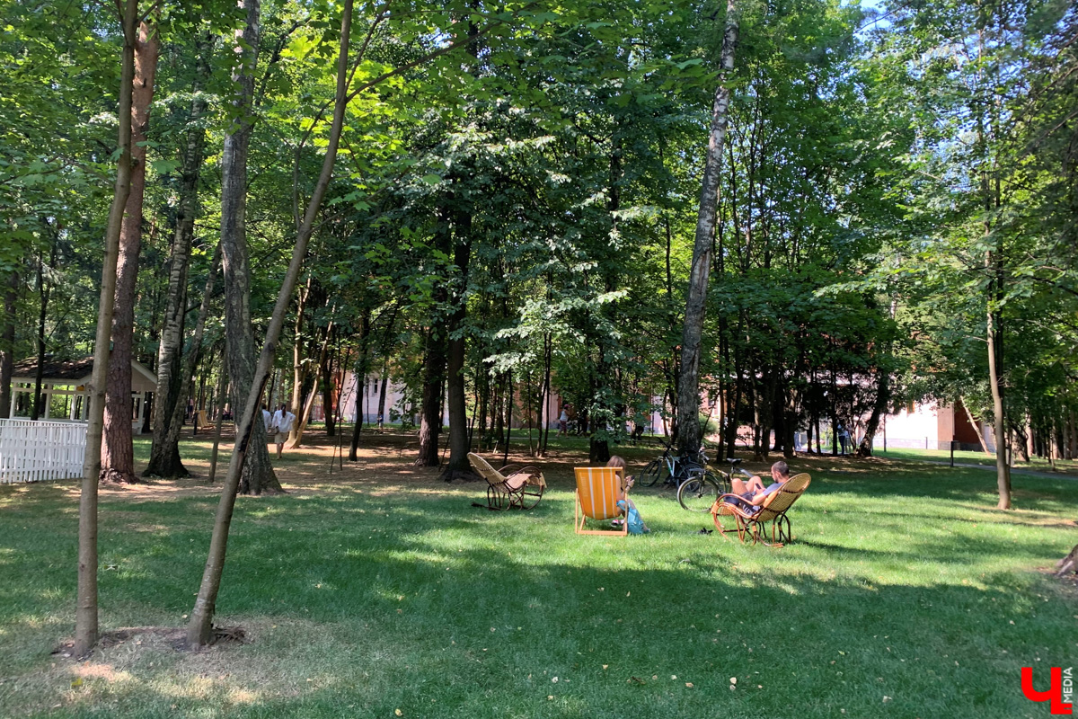 Если встретились два филолога, они рано или поздно попадут в Переделкино. Знаменитый писательский городок манит громкими именами, многочисленными секретами литераторов и, конечно, богемной дачной атмосферой. Именно здесь, под Москвой, когда-то творили Борис Пастернак, Корней Чуковский, Лев Кассиль, Константин Симонов, Вениамин Каверин, Евгений Евтушенко, Андрей Вознесенский, Белла Ахмадулина и многие другие. Чтобы окунуться в секреты литературной богемы, хватит выходных. Рассказываем, как доехать и что посмотреть в первую очередь.