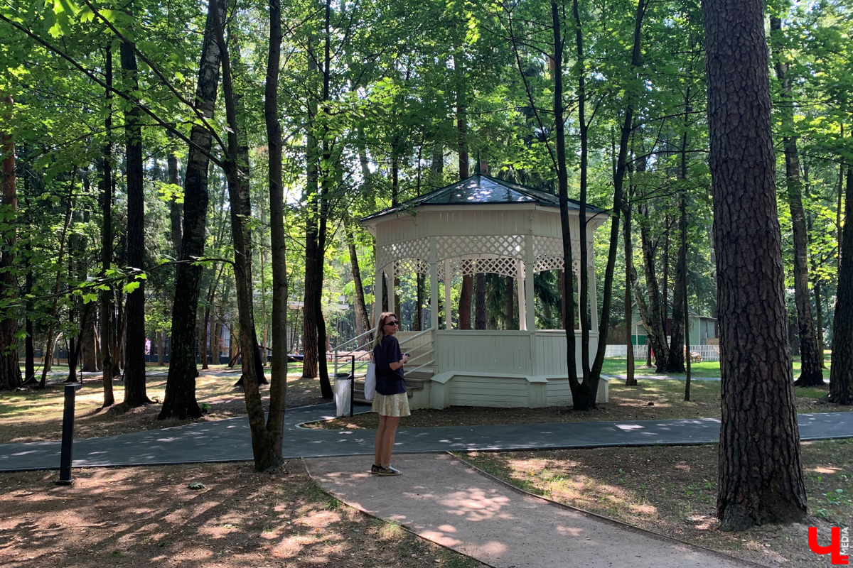 Если встретились два филолога, они рано или поздно попадут в Переделкино. Знаменитый писательский городок манит громкими именами, многочисленными секретами литераторов и, конечно, богемной дачной атмосферой. Именно здесь, под Москвой, когда-то творили Борис Пастернак, Корней Чуковский, Лев Кассиль, Константин Симонов, Вениамин Каверин, Евгений Евтушенко, Андрей Вознесенский, Белла Ахмадулина и многие другие. Чтобы окунуться в секреты литературной богемы, хватит выходных. Рассказываем, как доехать и что посмотреть в первую очередь.