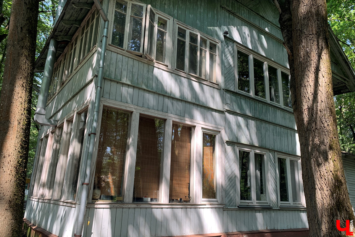 Если встретились два филолога, они рано или поздно попадут в Переделкино. Знаменитый писательский городок манит громкими именами, многочисленными секретами литераторов и, конечно, богемной дачной атмосферой. Именно здесь, под Москвой, когда-то творили Борис Пастернак, Корней Чуковский, Лев Кассиль, Константин Симонов, Вениамин Каверин, Евгений Евтушенко, Андрей Вознесенский, Белла Ахмадулина и многие другие. Чтобы окунуться в секреты литературной богемы, хватит выходных. Рассказываем, как доехать и что посмотреть в первую очередь.