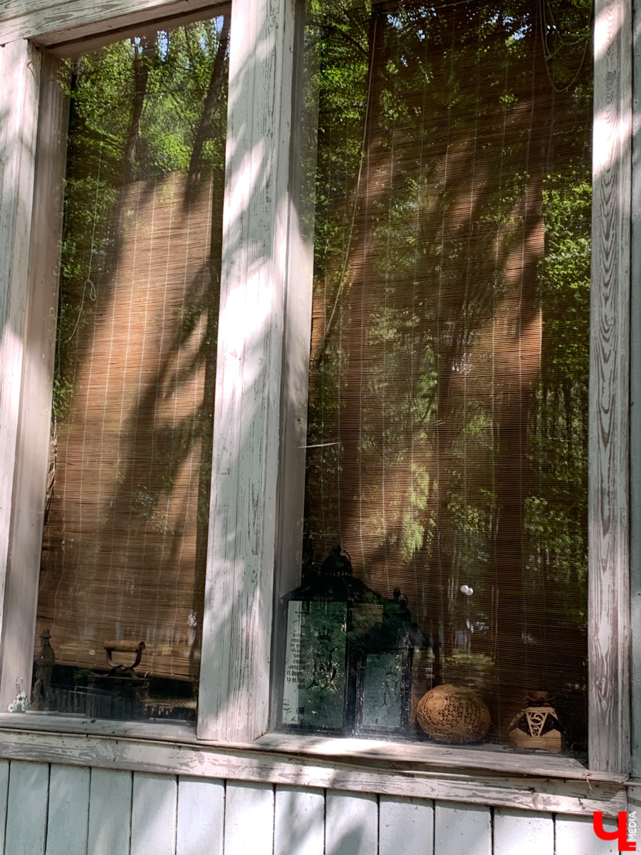 Если встретились два филолога, они рано или поздно попадут в Переделкино. Знаменитый писательский городок манит громкими именами, многочисленными секретами литераторов и, конечно, богемной дачной атмосферой. Именно здесь, под Москвой, когда-то творили Борис Пастернак, Корней Чуковский, Лев Кассиль, Константин Симонов, Вениамин Каверин, Евгений Евтушенко, Андрей Вознесенский, Белла Ахмадулина и многие другие. Чтобы окунуться в секреты литературной богемы, хватит выходных. Рассказываем, как доехать и что посмотреть в первую очередь.