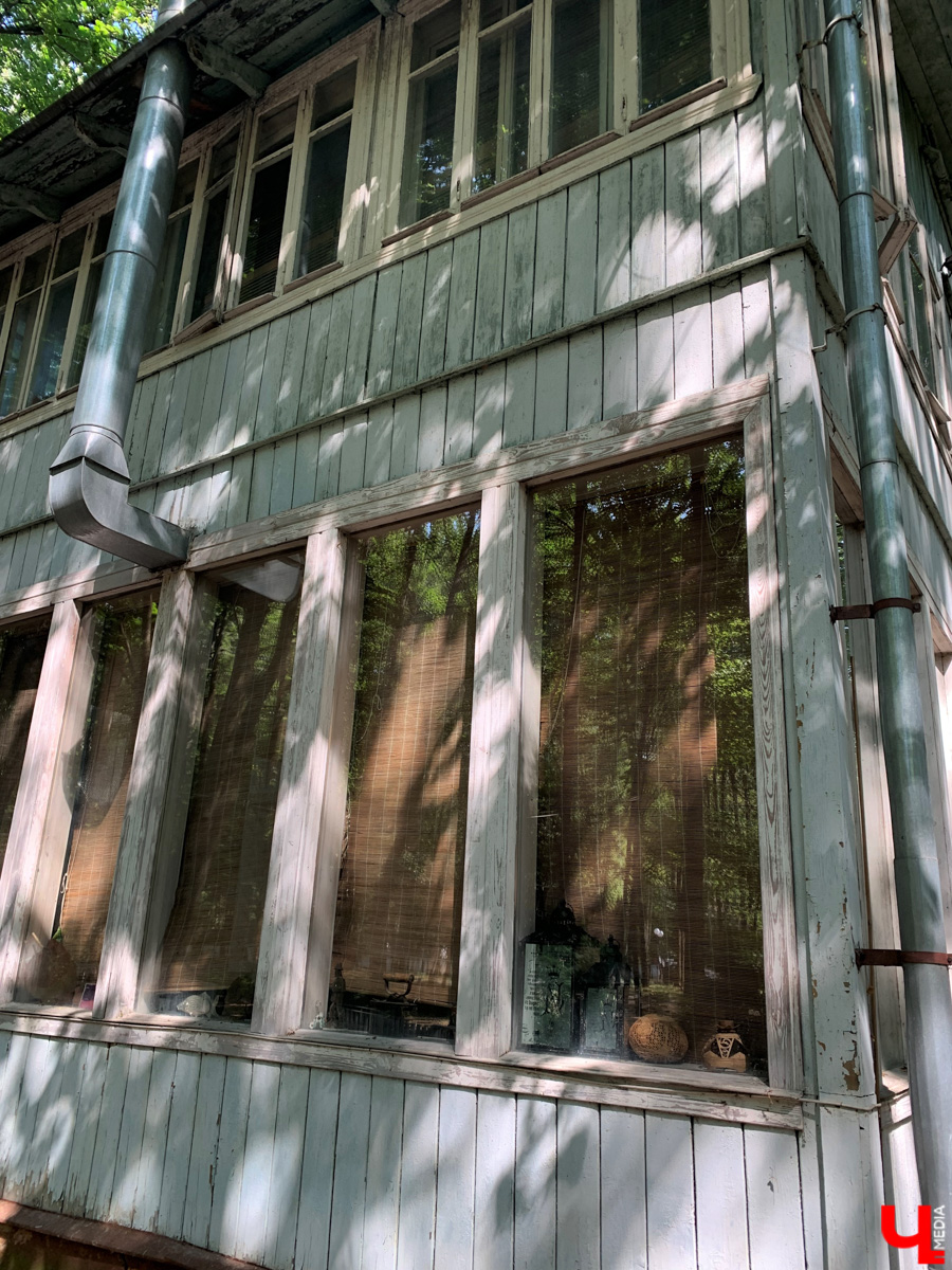 Если встретились два филолога, они рано или поздно попадут в Переделкино. Знаменитый писательский городок манит громкими именами, многочисленными секретами литераторов и, конечно, богемной дачной атмосферой. Именно здесь, под Москвой, когда-то творили Борис Пастернак, Корней Чуковский, Лев Кассиль, Константин Симонов, Вениамин Каверин, Евгений Евтушенко, Андрей Вознесенский, Белла Ахмадулина и многие другие. Чтобы окунуться в секреты литературной богемы, хватит выходных. Рассказываем, как доехать и что посмотреть в первую очередь.