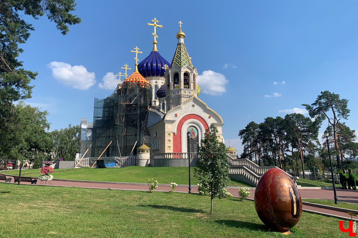 Если встретились два филолога, они рано или поздно попадут в Переделкино. Знаменитый писательский городок манит громкими именами, многочисленными секретами литераторов и, конечно, богемной дачной атмосферой. Именно здесь, под Москвой, когда-то творили Борис Пастернак, Корней Чуковский, Лев Кассиль, Константин Симонов, Вениамин Каверин, Евгений Евтушенко, Андрей Вознесенский, Белла Ахмадулина и многие другие. Чтобы окунуться в секреты литературной богемы, хватит выходных. Рассказываем, как доехать и что посмотреть в первую очередь.