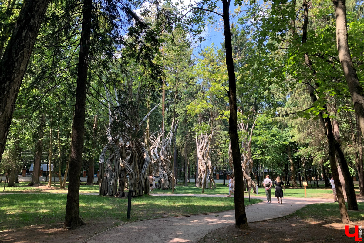 Если встретились два филолога, они рано или поздно попадут в Переделкино. Знаменитый писательский городок манит громкими именами, многочисленными секретами литераторов и, конечно, богемной дачной атмосферой. Именно здесь, под Москвой, когда-то творили Борис Пастернак, Корней Чуковский, Лев Кассиль, Константин Симонов, Вениамин Каверин, Евгений Евтушенко, Андрей Вознесенский, Белла Ахмадулина и многие другие. Чтобы окунуться в секреты литературной богемы, хватит выходных. Рассказываем, как доехать и что посмотреть в первую очередь.