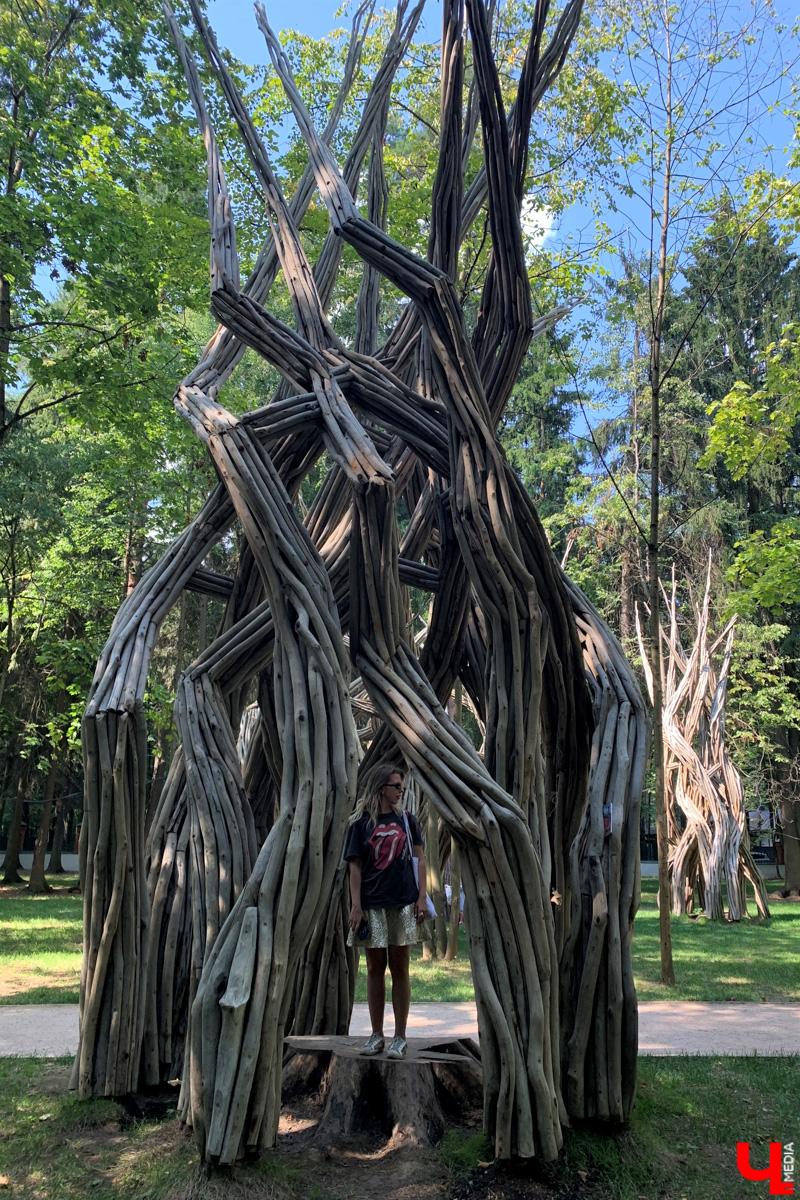 Если встретились два филолога, они рано или поздно попадут в Переделкино. Знаменитый писательский городок манит громкими именами, многочисленными секретами литераторов и, конечно, богемной дачной атмосферой. Именно здесь, под Москвой, когда-то творили Борис Пастернак, Корней Чуковский, Лев Кассиль, Константин Симонов, Вениамин Каверин, Евгений Евтушенко, Андрей Вознесенский, Белла Ахмадулина и многие другие. Чтобы окунуться в секреты литературной богемы, хватит выходных. Рассказываем, как доехать и что посмотреть в первую очередь.