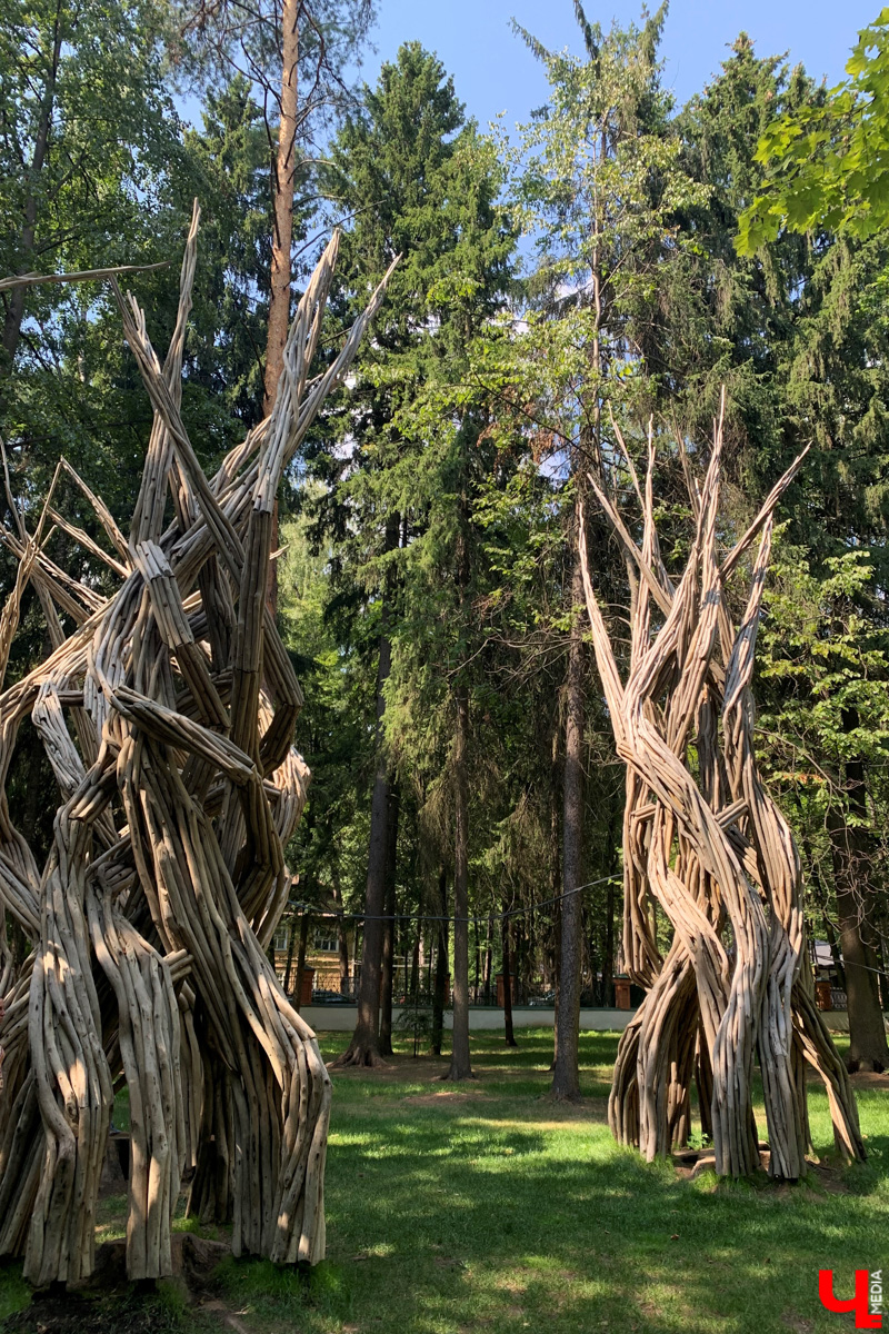 Если встретились два филолога, они рано или поздно попадут в Переделкино. Знаменитый писательский городок манит громкими именами, многочисленными секретами литераторов и, конечно, богемной дачной атмосферой. Именно здесь, под Москвой, когда-то творили Борис Пастернак, Корней Чуковский, Лев Кассиль, Константин Симонов, Вениамин Каверин, Евгений Евтушенко, Андрей Вознесенский, Белла Ахмадулина и многие другие. Чтобы окунуться в секреты литературной богемы, хватит выходных. Рассказываем, как доехать и что посмотреть в первую очередь.