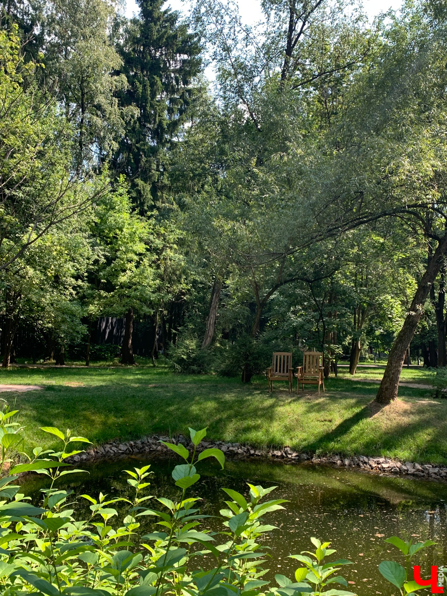 Если встретились два филолога, они рано или поздно попадут в Переделкино. Знаменитый писательский городок манит громкими именами, многочисленными секретами литераторов и, конечно, богемной дачной атмосферой. Именно здесь, под Москвой, когда-то творили Борис Пастернак, Корней Чуковский, Лев Кассиль, Константин Симонов, Вениамин Каверин, Евгений Евтушенко, Андрей Вознесенский, Белла Ахмадулина и многие другие. Чтобы окунуться в секреты литературной богемы, хватит выходных. Рассказываем, как доехать и что посмотреть в первую очередь.