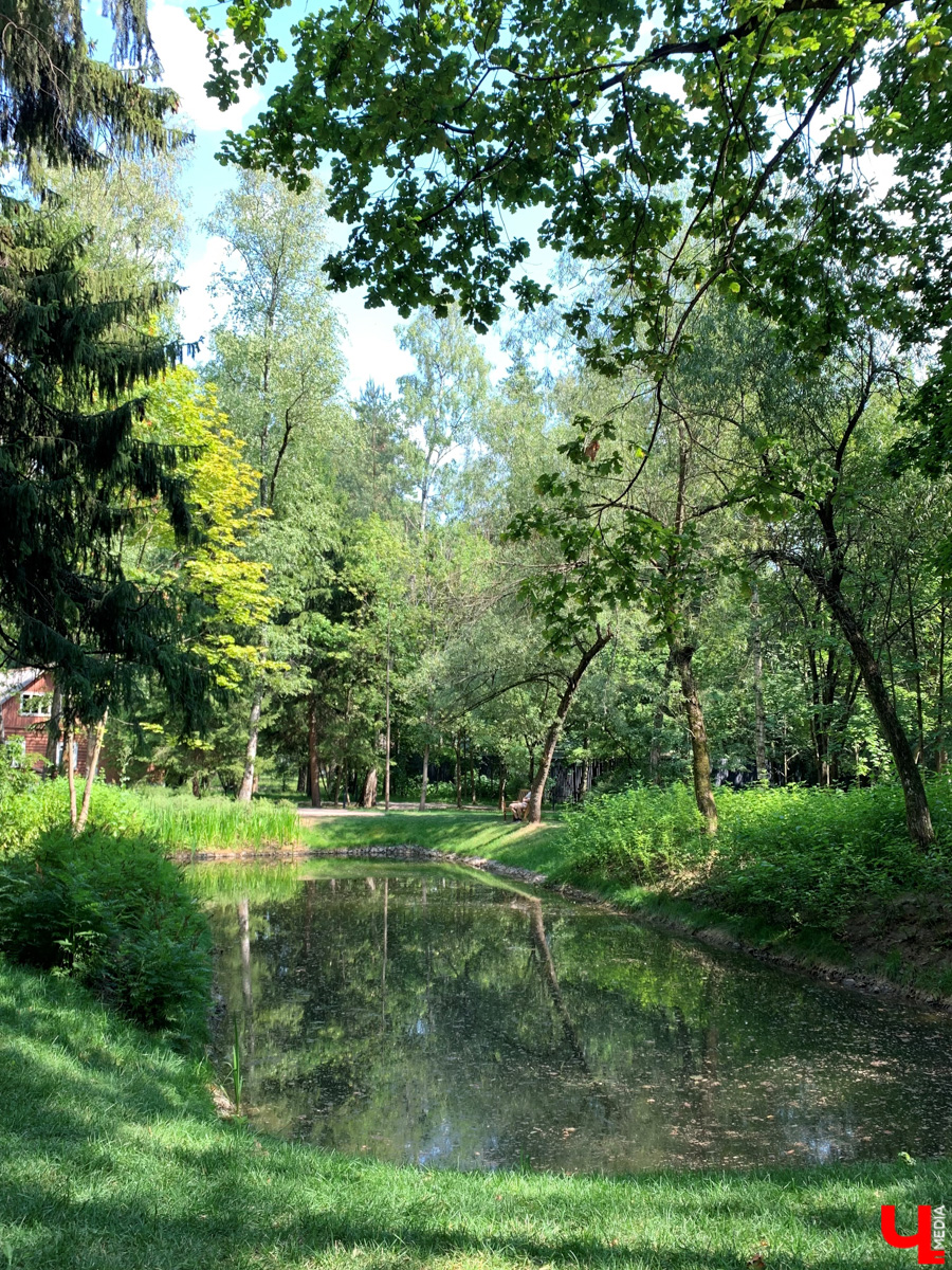 Если встретились два филолога, они рано или поздно попадут в Переделкино. Знаменитый писательский городок манит громкими именами, многочисленными секретами литераторов и, конечно, богемной дачной атмосферой. Именно здесь, под Москвой, когда-то творили Борис Пастернак, Корней Чуковский, Лев Кассиль, Константин Симонов, Вениамин Каверин, Евгений Евтушенко, Андрей Вознесенский, Белла Ахмадулина и многие другие. Чтобы окунуться в секреты литературной богемы, хватит выходных. Рассказываем, как доехать и что посмотреть в первую очередь.