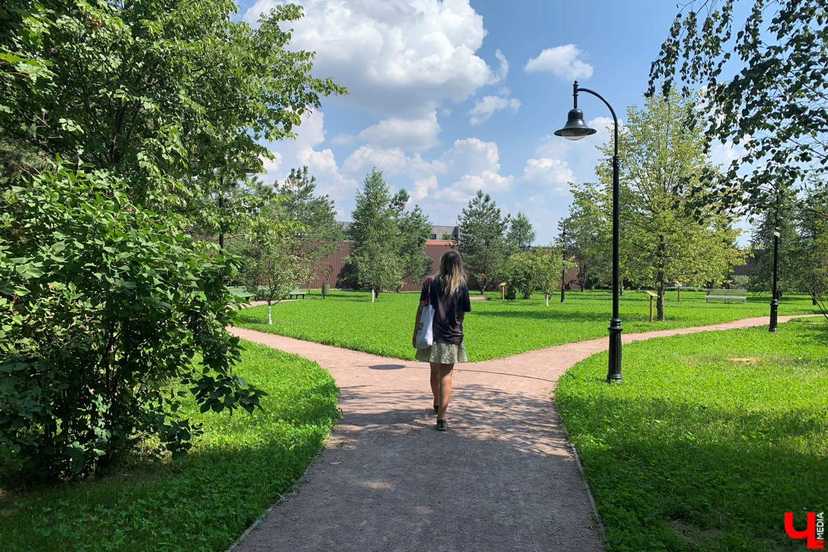 Если встретились два филолога, они рано или поздно попадут в Переделкино. Знаменитый писательский городок манит громкими именами, многочисленными секретами литераторов и, конечно, богемной дачной атмосферой. Именно здесь, под Москвой, когда-то творили Борис Пастернак, Корней Чуковский, Лев Кассиль, Константин Симонов, Вениамин Каверин, Евгений Евтушенко, Андрей Вознесенский, Белла Ахмадулина и многие другие. Чтобы окунуться в секреты литературной богемы, хватит выходных. Рассказываем, как доехать и что посмотреть в первую очередь.