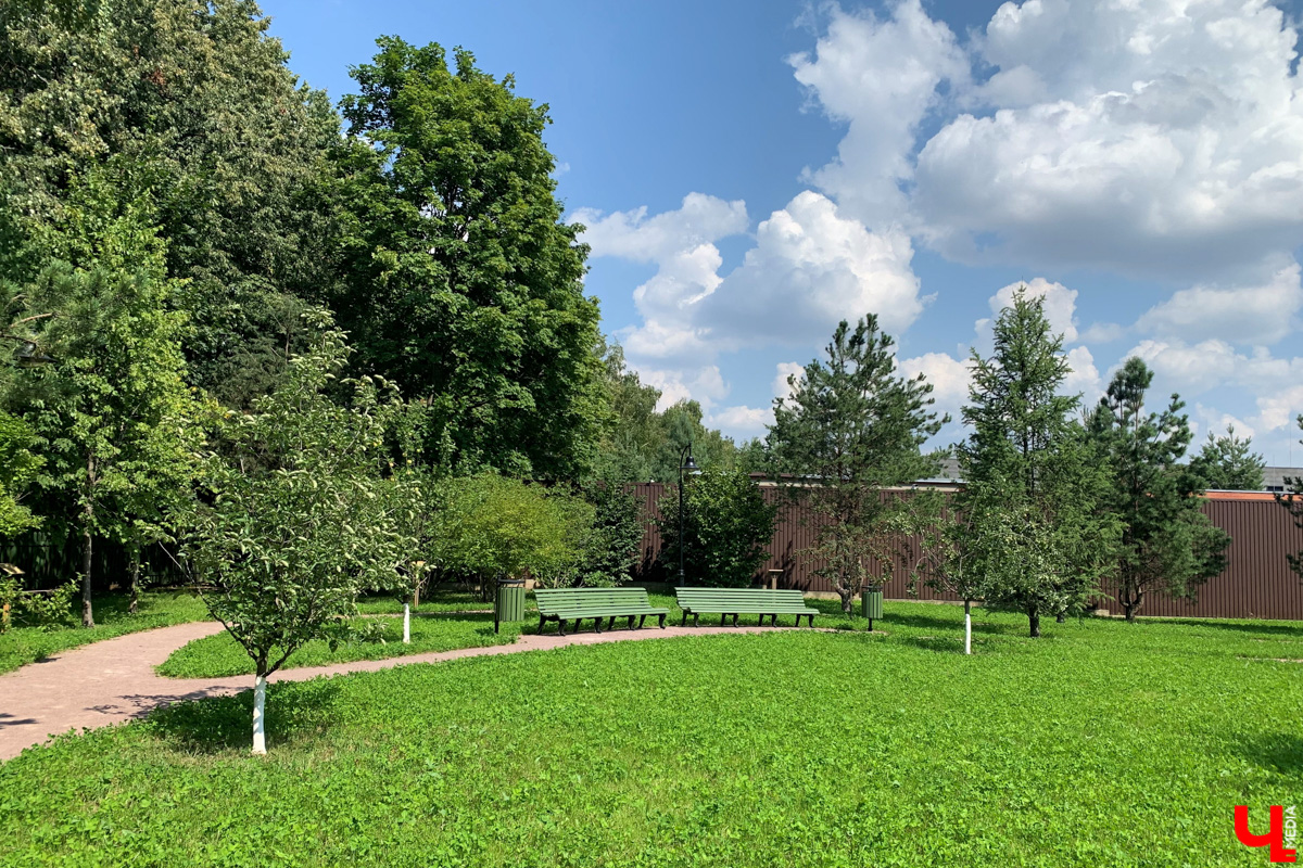 Если встретились два филолога, они рано или поздно попадут в Переделкино. Знаменитый писательский городок манит громкими именами, многочисленными секретами литераторов и, конечно, богемной дачной атмосферой. Именно здесь, под Москвой, когда-то творили Борис Пастернак, Корней Чуковский, Лев Кассиль, Константин Симонов, Вениамин Каверин, Евгений Евтушенко, Андрей Вознесенский, Белла Ахмадулина и многие другие. Чтобы окунуться в секреты литературной богемы, хватит выходных. Рассказываем, как доехать и что посмотреть в первую очередь.