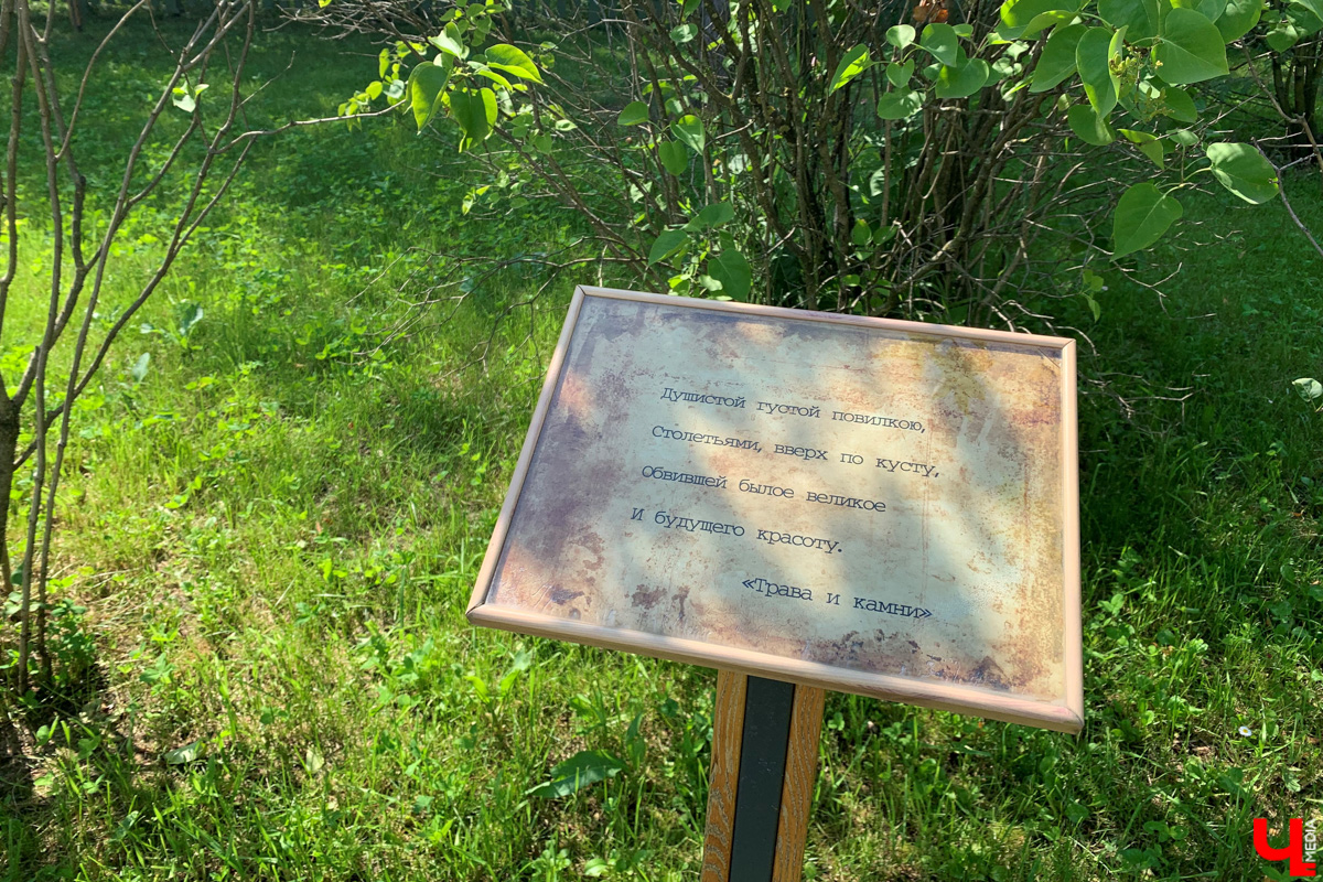 Если встретились два филолога, они рано или поздно попадут в Переделкино. Знаменитый писательский городок манит громкими именами, многочисленными секретами литераторов и, конечно, богемной дачной атмосферой. Именно здесь, под Москвой, когда-то творили Борис Пастернак, Корней Чуковский, Лев Кассиль, Константин Симонов, Вениамин Каверин, Евгений Евтушенко, Андрей Вознесенский, Белла Ахмадулина и многие другие. Чтобы окунуться в секреты литературной богемы, хватит выходных. Рассказываем, как доехать и что посмотреть в первую очередь.