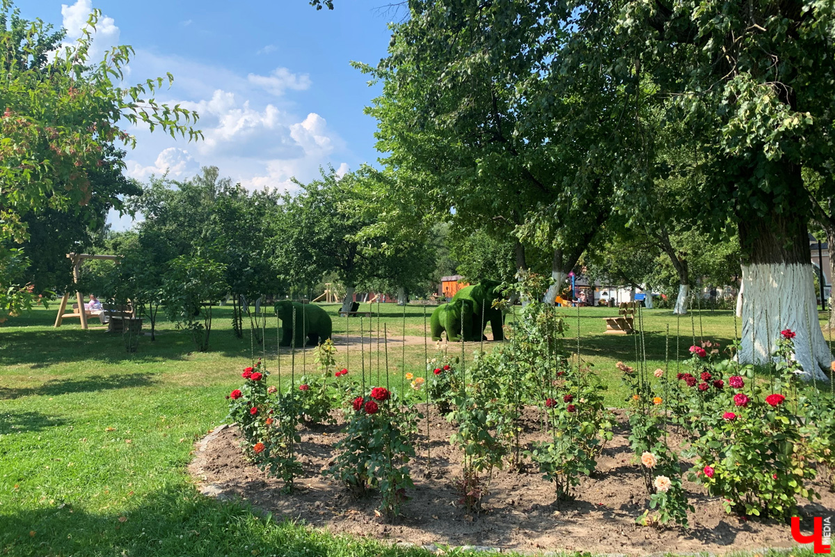 Если встретились два филолога, они рано или поздно попадут в Переделкино. Знаменитый писательский городок манит громкими именами, многочисленными секретами литераторов и, конечно, богемной дачной атмосферой. Именно здесь, под Москвой, когда-то творили Борис Пастернак, Корней Чуковский, Лев Кассиль, Константин Симонов, Вениамин Каверин, Евгений Евтушенко, Андрей Вознесенский, Белла Ахмадулина и многие другие. Чтобы окунуться в секреты литературной богемы, хватит выходных. Рассказываем, как доехать и что посмотреть в первую очередь.