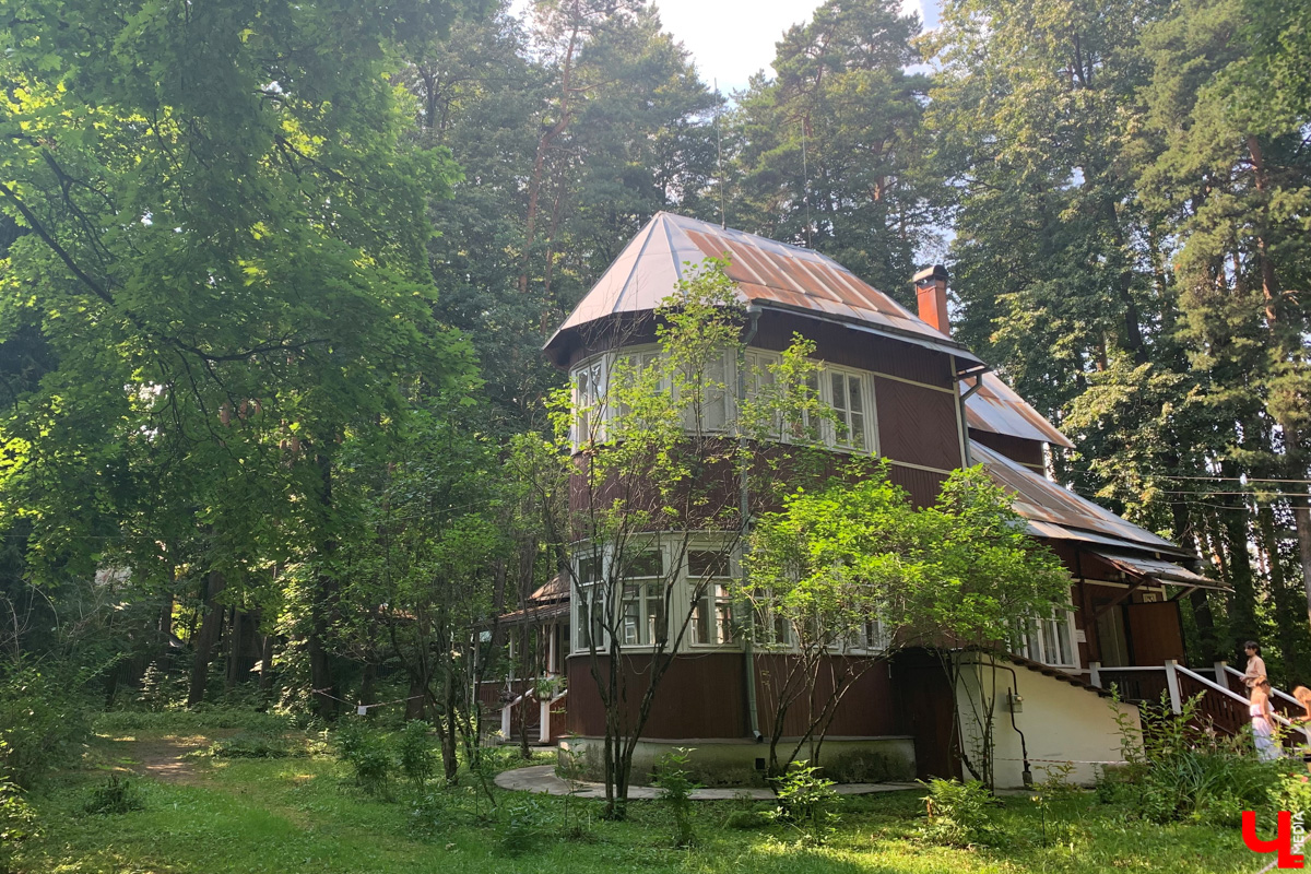 Если встретились два филолога, они рано или поздно попадут в Переделкино. Знаменитый писательский городок манит громкими именами, многочисленными секретами литераторов и, конечно, богемной дачной атмосферой. Именно здесь, под Москвой, когда-то творили Борис Пастернак, Корней Чуковский, Лев Кассиль, Константин Симонов, Вениамин Каверин, Евгений Евтушенко, Андрей Вознесенский, Белла Ахмадулина и многие другие. Чтобы окунуться в секреты литературной богемы, хватит выходных. Рассказываем, как доехать и что посмотреть в первую очередь.