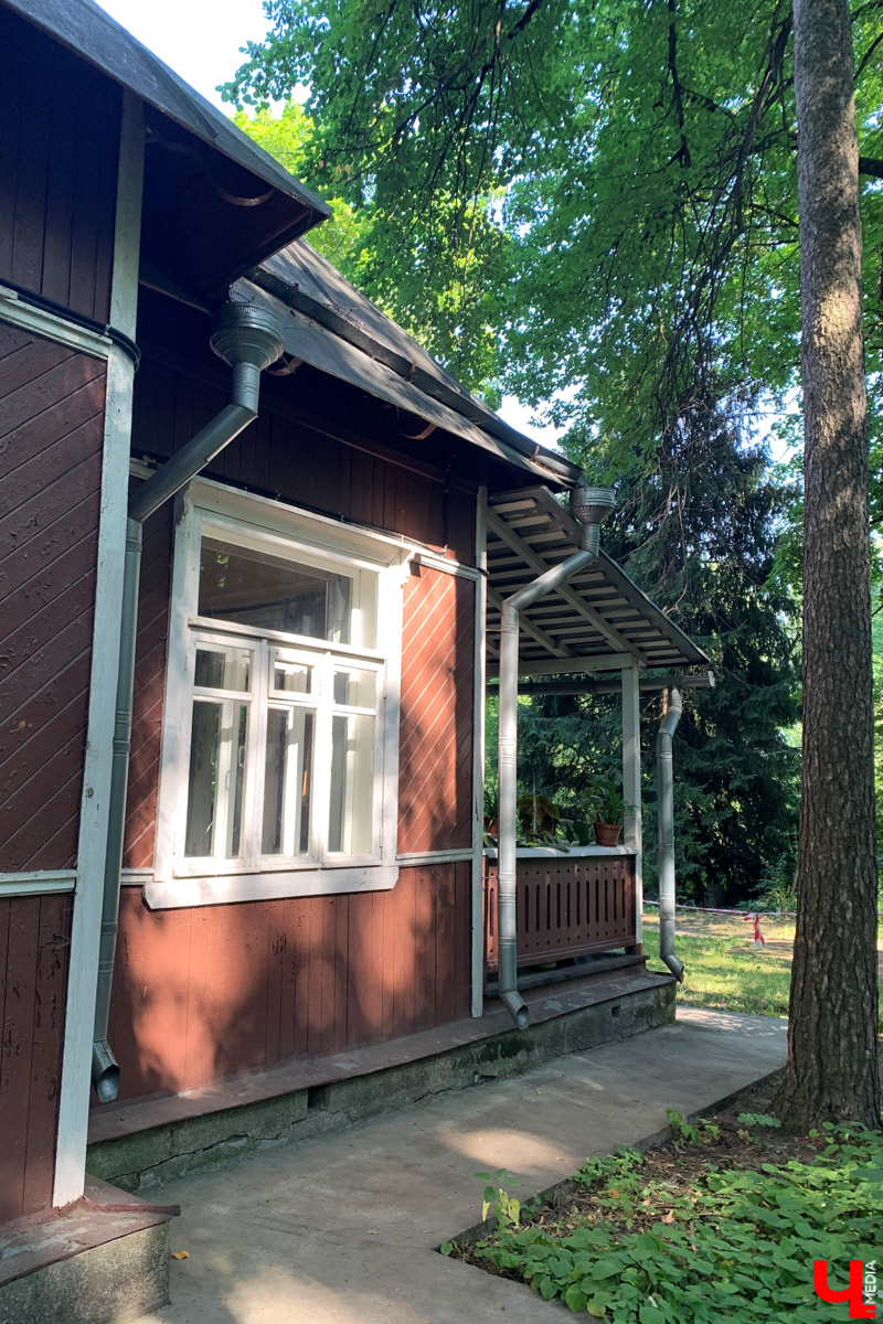 Если встретились два филолога, они рано или поздно попадут в Переделкино. Знаменитый писательский городок манит громкими именами, многочисленными секретами литераторов и, конечно, богемной дачной атмосферой. Именно здесь, под Москвой, когда-то творили Борис Пастернак, Корней Чуковский, Лев Кассиль, Константин Симонов, Вениамин Каверин, Евгений Евтушенко, Андрей Вознесенский, Белла Ахмадулина и многие другие. Чтобы окунуться в секреты литературной богемы, хватит выходных. Рассказываем, как доехать и что посмотреть в первую очередь.