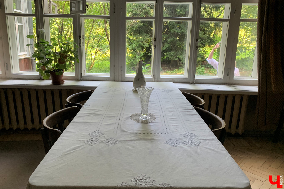 Если встретились два филолога, они рано или поздно попадут в Переделкино. Знаменитый писательский городок манит громкими именами, многочисленными секретами литераторов и, конечно, богемной дачной атмосферой. Именно здесь, под Москвой, когда-то творили Борис Пастернак, Корней Чуковский, Лев Кассиль, Константин Симонов, Вениамин Каверин, Евгений Евтушенко, Андрей Вознесенский, Белла Ахмадулина и многие другие. Чтобы окунуться в секреты литературной богемы, хватит выходных. Рассказываем, как доехать и что посмотреть в первую очередь.