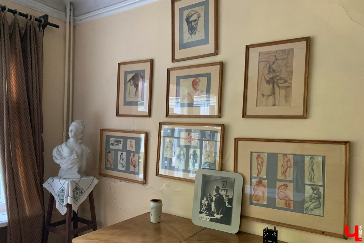 Если встретились два филолога, они рано или поздно попадут в Переделкино. Знаменитый писательский городок манит громкими именами, многочисленными секретами литераторов и, конечно, богемной дачной атмосферой. Именно здесь, под Москвой, когда-то творили Борис Пастернак, Корней Чуковский, Лев Кассиль, Константин Симонов, Вениамин Каверин, Евгений Евтушенко, Андрей Вознесенский, Белла Ахмадулина и многие другие. Чтобы окунуться в секреты литературной богемы, хватит выходных. Рассказываем, как доехать и что посмотреть в первую очередь.