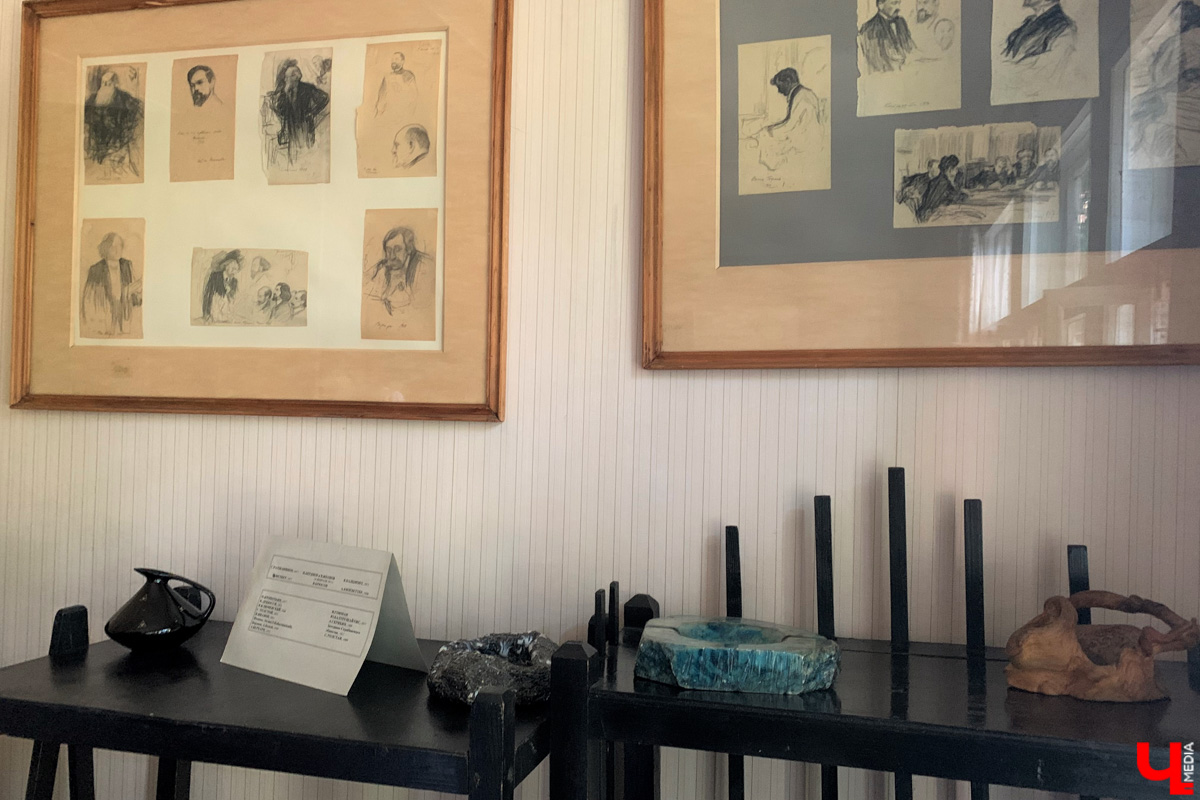 Если встретились два филолога, они рано или поздно попадут в Переделкино. Знаменитый писательский городок манит громкими именами, многочисленными секретами литераторов и, конечно, богемной дачной атмосферой. Именно здесь, под Москвой, когда-то творили Борис Пастернак, Корней Чуковский, Лев Кассиль, Константин Симонов, Вениамин Каверин, Евгений Евтушенко, Андрей Вознесенский, Белла Ахмадулина и многие другие. Чтобы окунуться в секреты литературной богемы, хватит выходных. Рассказываем, как доехать и что посмотреть в первую очередь.