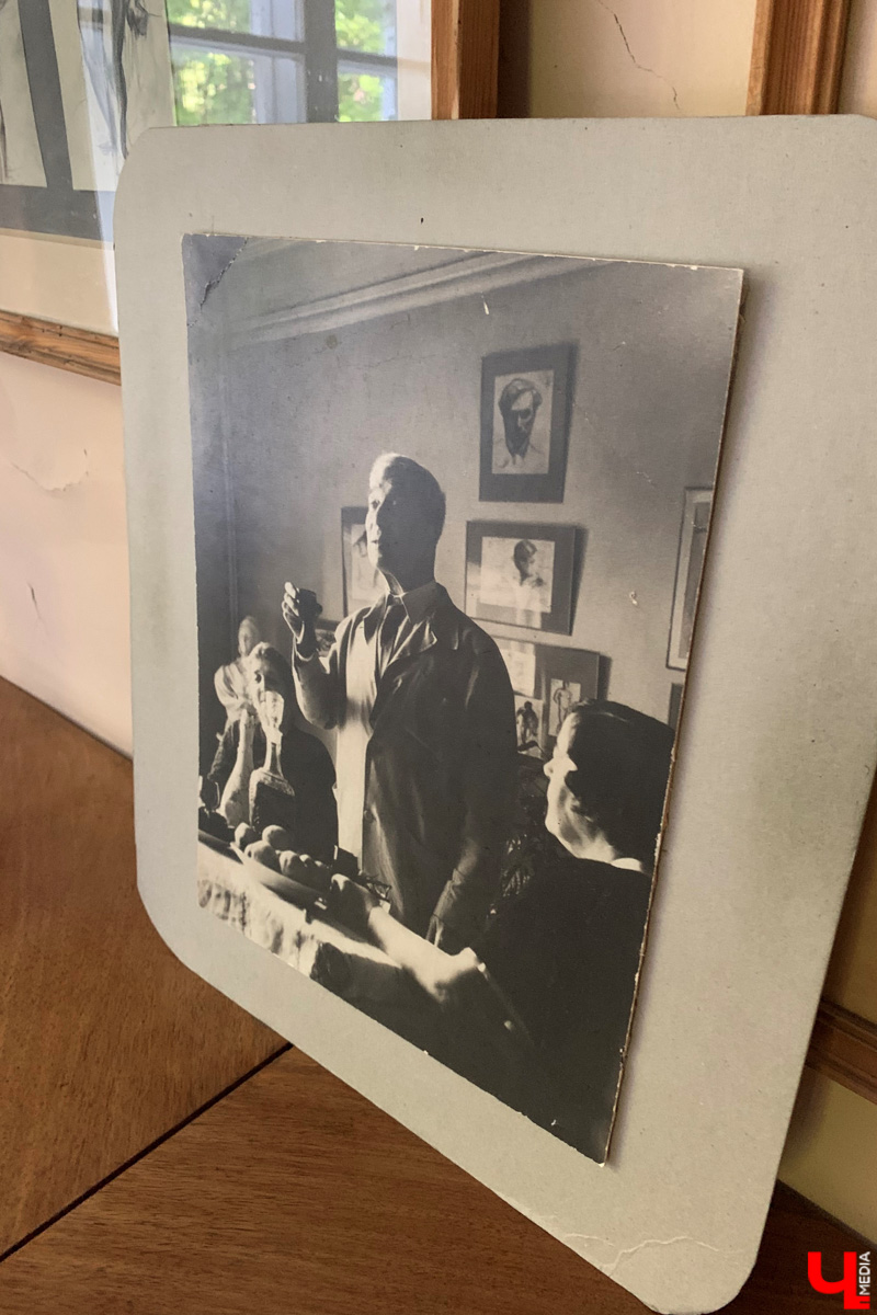 Если встретились два филолога, они рано или поздно попадут в Переделкино. Знаменитый писательский городок манит громкими именами, многочисленными секретами литераторов и, конечно, богемной дачной атмосферой. Именно здесь, под Москвой, когда-то творили Борис Пастернак, Корней Чуковский, Лев Кассиль, Константин Симонов, Вениамин Каверин, Евгений Евтушенко, Андрей Вознесенский, Белла Ахмадулина и многие другие. Чтобы окунуться в секреты литературной богемы, хватит выходных. Рассказываем, как доехать и что посмотреть в первую очередь.