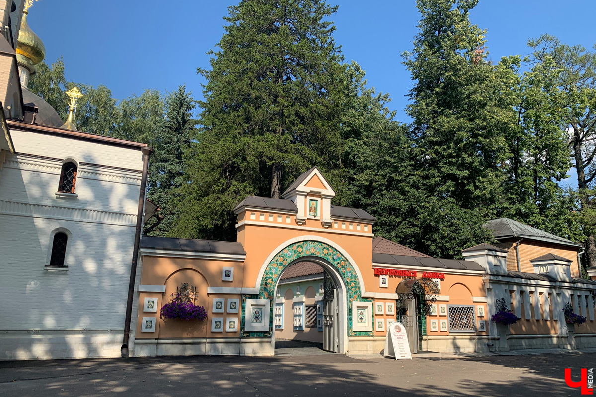 Если встретились два филолога, они рано или поздно попадут в Переделкино. Знаменитый писательский городок манит громкими именами, многочисленными секретами литераторов и, конечно, богемной дачной атмосферой. Именно здесь, под Москвой, когда-то творили Борис Пастернак, Корней Чуковский, Лев Кассиль, Константин Симонов, Вениамин Каверин, Евгений Евтушенко, Андрей Вознесенский, Белла Ахмадулина и многие другие. Чтобы окунуться в секреты литературной богемы, хватит выходных. Рассказываем, как доехать и что посмотреть в первую очередь.