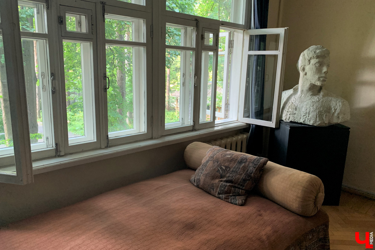 Если встретились два филолога, они рано или поздно попадут в Переделкино. Знаменитый писательский городок манит громкими именами, многочисленными секретами литераторов и, конечно, богемной дачной атмосферой. Именно здесь, под Москвой, когда-то творили Борис Пастернак, Корней Чуковский, Лев Кассиль, Константин Симонов, Вениамин Каверин, Евгений Евтушенко, Андрей Вознесенский, Белла Ахмадулина и многие другие. Чтобы окунуться в секреты литературной богемы, хватит выходных. Рассказываем, как доехать и что посмотреть в первую очередь.