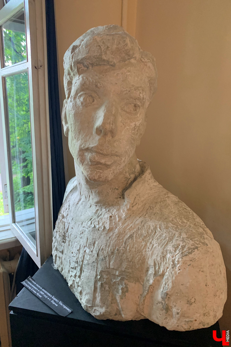 Если встретились два филолога, они рано или поздно попадут в Переделкино. Знаменитый писательский городок манит громкими именами, многочисленными секретами литераторов и, конечно, богемной дачной атмосферой. Именно здесь, под Москвой, когда-то творили Борис Пастернак, Корней Чуковский, Лев Кассиль, Константин Симонов, Вениамин Каверин, Евгений Евтушенко, Андрей Вознесенский, Белла Ахмадулина и многие другие. Чтобы окунуться в секреты литературной богемы, хватит выходных. Рассказываем, как доехать и что посмотреть в первую очередь.