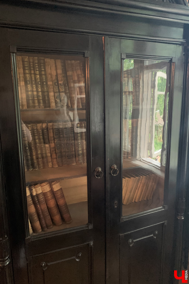 Если встретились два филолога, они рано или поздно попадут в Переделкино. Знаменитый писательский городок манит громкими именами, многочисленными секретами литераторов и, конечно, богемной дачной атмосферой. Именно здесь, под Москвой, когда-то творили Борис Пастернак, Корней Чуковский, Лев Кассиль, Константин Симонов, Вениамин Каверин, Евгений Евтушенко, Андрей Вознесенский, Белла Ахмадулина и многие другие. Чтобы окунуться в секреты литературной богемы, хватит выходных. Рассказываем, как доехать и что посмотреть в первую очередь.