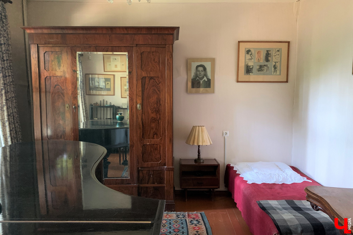 Если встретились два филолога, они рано или поздно попадут в Переделкино. Знаменитый писательский городок манит громкими именами, многочисленными секретами литераторов и, конечно, богемной дачной атмосферой. Именно здесь, под Москвой, когда-то творили Борис Пастернак, Корней Чуковский, Лев Кассиль, Константин Симонов, Вениамин Каверин, Евгений Евтушенко, Андрей Вознесенский, Белла Ахмадулина и многие другие. Чтобы окунуться в секреты литературной богемы, хватит выходных. Рассказываем, как доехать и что посмотреть в первую очередь.