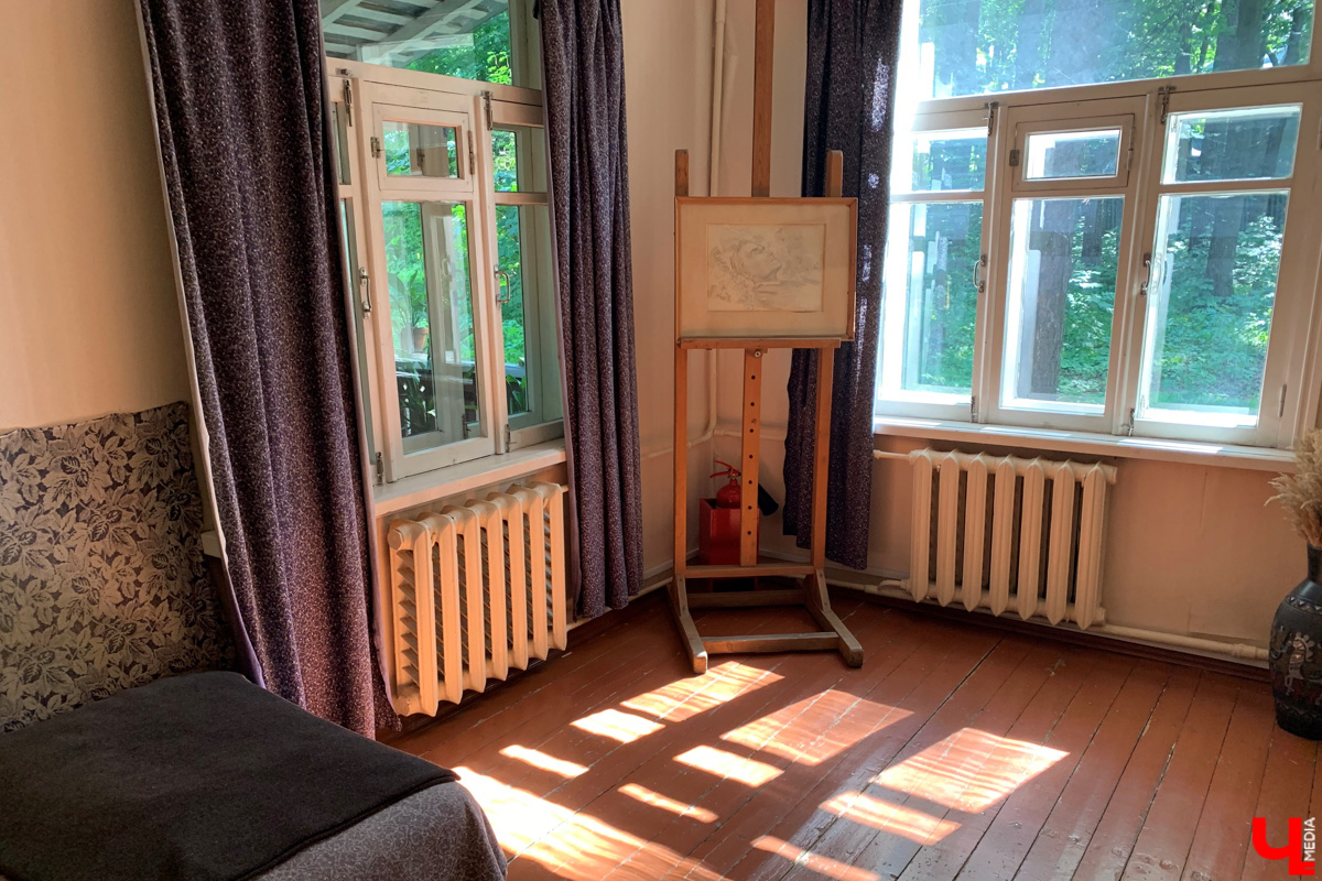 Если встретились два филолога, они рано или поздно попадут в Переделкино. Знаменитый писательский городок манит громкими именами, многочисленными секретами литераторов и, конечно, богемной дачной атмосферой. Именно здесь, под Москвой, когда-то творили Борис Пастернак, Корней Чуковский, Лев Кассиль, Константин Симонов, Вениамин Каверин, Евгений Евтушенко, Андрей Вознесенский, Белла Ахмадулина и многие другие. Чтобы окунуться в секреты литературной богемы, хватит выходных. Рассказываем, как доехать и что посмотреть в первую очередь.