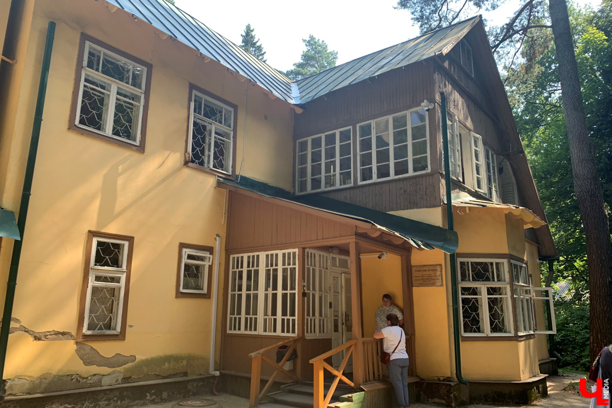 Если встретились два филолога, они рано или поздно попадут в Переделкино. Знаменитый писательский городок манит громкими именами, многочисленными секретами литераторов и, конечно, богемной дачной атмосферой. Именно здесь, под Москвой, когда-то творили Борис Пастернак, Корней Чуковский, Лев Кассиль, Константин Симонов, Вениамин Каверин, Евгений Евтушенко, Андрей Вознесенский, Белла Ахмадулина и многие другие. Чтобы окунуться в секреты литературной богемы, хватит выходных. Рассказываем, как доехать и что посмотреть в первую очередь.