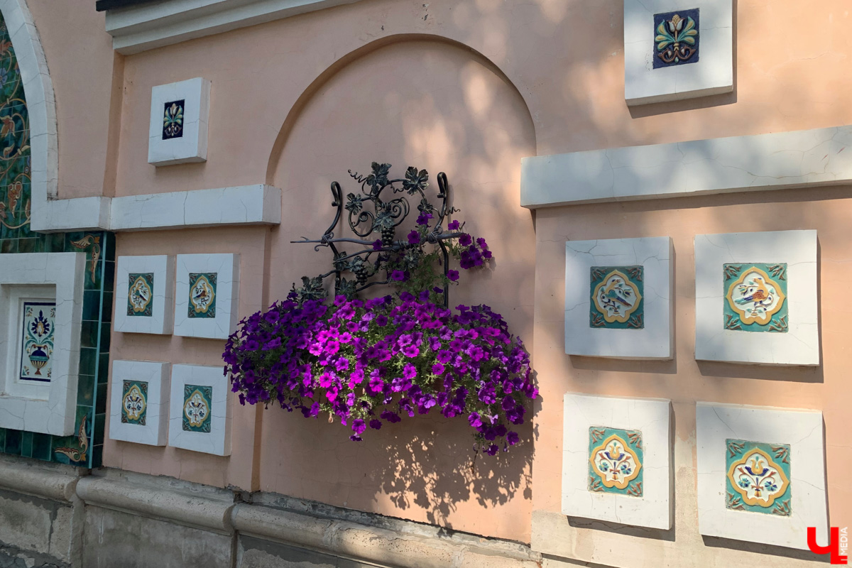 Если встретились два филолога, они рано или поздно попадут в Переделкино. Знаменитый писательский городок манит громкими именами, многочисленными секретами литераторов и, конечно, богемной дачной атмосферой. Именно здесь, под Москвой, когда-то творили Борис Пастернак, Корней Чуковский, Лев Кассиль, Константин Симонов, Вениамин Каверин, Евгений Евтушенко, Андрей Вознесенский, Белла Ахмадулина и многие другие. Чтобы окунуться в секреты литературной богемы, хватит выходных. Рассказываем, как доехать и что посмотреть в первую очередь.