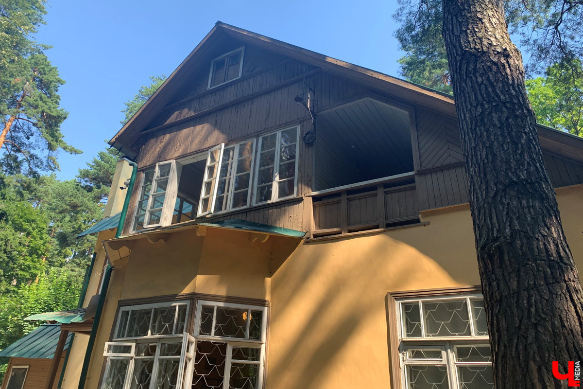 Если встретились два филолога, они рано или поздно попадут в Переделкино. Знаменитый писательский городок манит громкими именами, многочисленными секретами литераторов и, конечно, богемной дачной атмосферой. Именно здесь, под Москвой, когда-то творили Борис Пастернак, Корней Чуковский, Лев Кассиль, Константин Симонов, Вениамин Каверин, Евгений Евтушенко, Андрей Вознесенский, Белла Ахмадулина и многие другие. Чтобы окунуться в секреты литературной богемы, хватит выходных. Рассказываем, как доехать и что посмотреть в первую очередь.