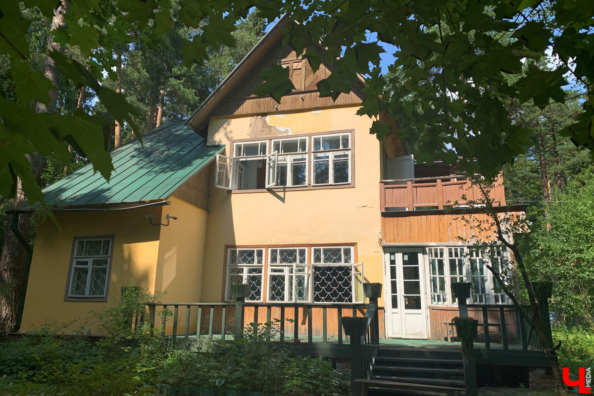 Если встретились два филолога, они рано или поздно попадут в Переделкино. Знаменитый писательский городок манит громкими именами, многочисленными секретами литераторов и, конечно, богемной дачной атмосферой. Именно здесь, под Москвой, когда-то творили Борис Пастернак, Корней Чуковский, Лев Кассиль, Константин Симонов, Вениамин Каверин, Евгений Евтушенко, Андрей Вознесенский, Белла Ахмадулина и многие другие. Чтобы окунуться в секреты литературной богемы, хватит выходных. Рассказываем, как доехать и что посмотреть в первую очередь.