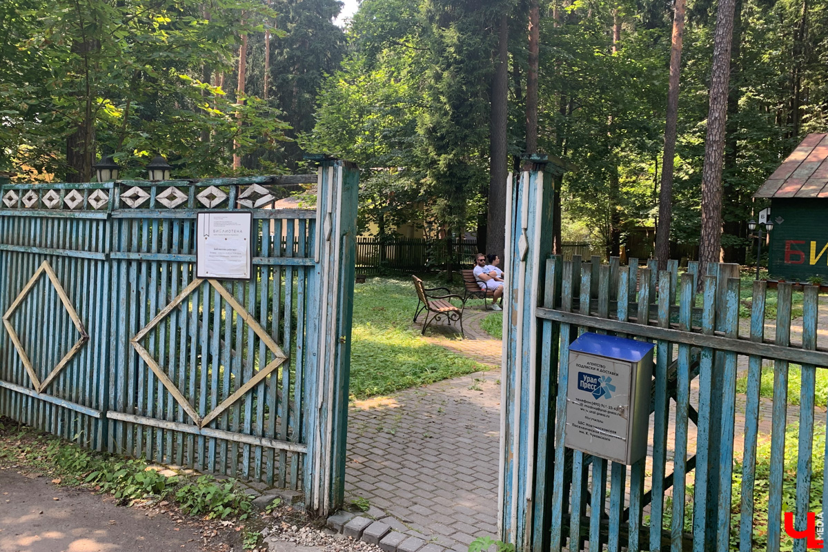 Если встретились два филолога, они рано или поздно попадут в Переделкино. Знаменитый писательский городок манит громкими именами, многочисленными секретами литераторов и, конечно, богемной дачной атмосферой. Именно здесь, под Москвой, когда-то творили Борис Пастернак, Корней Чуковский, Лев Кассиль, Константин Симонов, Вениамин Каверин, Евгений Евтушенко, Андрей Вознесенский, Белла Ахмадулина и многие другие. Чтобы окунуться в секреты литературной богемы, хватит выходных. Рассказываем, как доехать и что посмотреть в первую очередь.