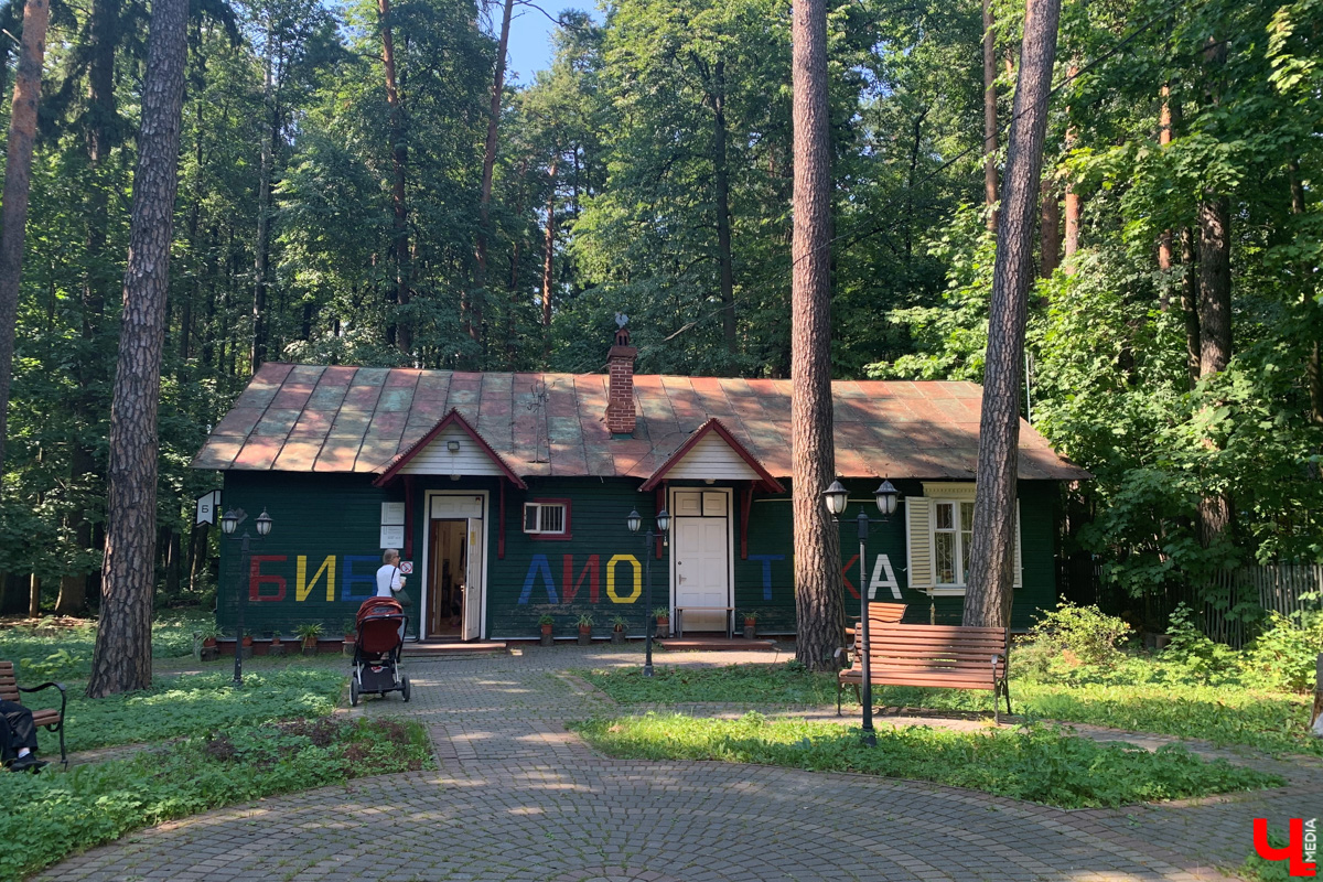 Если встретились два филолога, они рано или поздно попадут в Переделкино. Знаменитый писательский городок манит громкими именами, многочисленными секретами литераторов и, конечно, богемной дачной атмосферой. Именно здесь, под Москвой, когда-то творили Борис Пастернак, Корней Чуковский, Лев Кассиль, Константин Симонов, Вениамин Каверин, Евгений Евтушенко, Андрей Вознесенский, Белла Ахмадулина и многие другие. Чтобы окунуться в секреты литературной богемы, хватит выходных. Рассказываем, как доехать и что посмотреть в первую очередь.