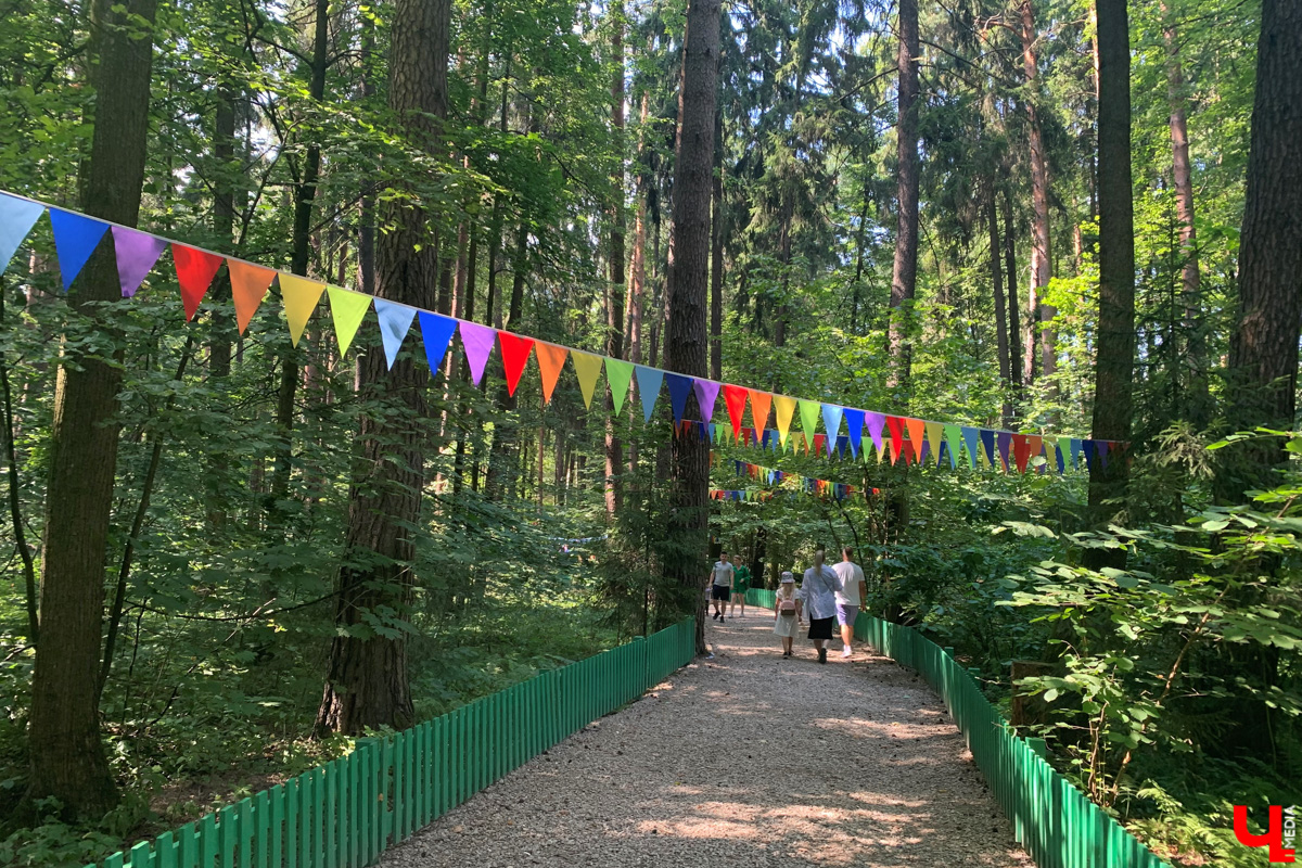 Если встретились два филолога, они рано или поздно попадут в Переделкино. Знаменитый писательский городок манит громкими именами, многочисленными секретами литераторов и, конечно, богемной дачной атмосферой. Именно здесь, под Москвой, когда-то творили Борис Пастернак, Корней Чуковский, Лев Кассиль, Константин Симонов, Вениамин Каверин, Евгений Евтушенко, Андрей Вознесенский, Белла Ахмадулина и многие другие. Чтобы окунуться в секреты литературной богемы, хватит выходных. Рассказываем, как доехать и что посмотреть в первую очередь.